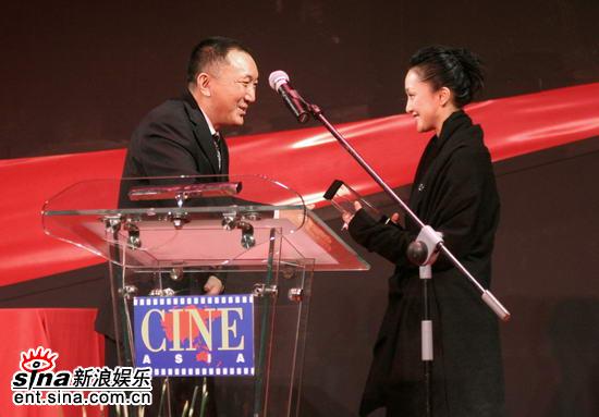 图文:亚洲电影博览会闭幕--韩三平为周迅颁奖