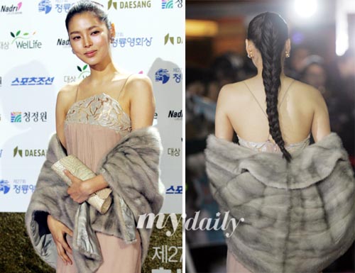 图文：青龙奖红毯朴时妍大方展露性感美背