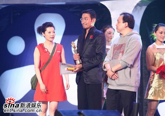 图:梁家辉获大学生电影节最受欢迎香港演员奖