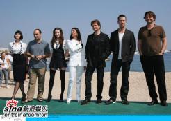 组图:《St.Trinian's》发布会三女星风情妩媚