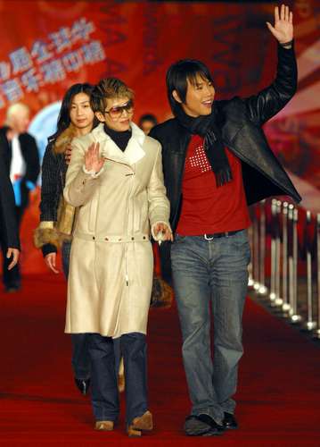现场图片:香港演员梅艳芳和歌手陶喆步入星光