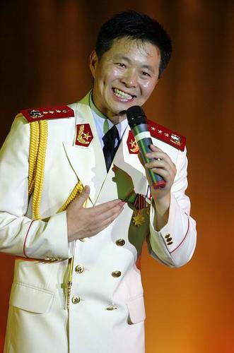 组图:著名男高音歌唱家王宏伟在南宁献歌
