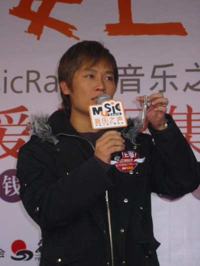 阿木参加义卖活动音乐之声吸引众多歌手(附图)