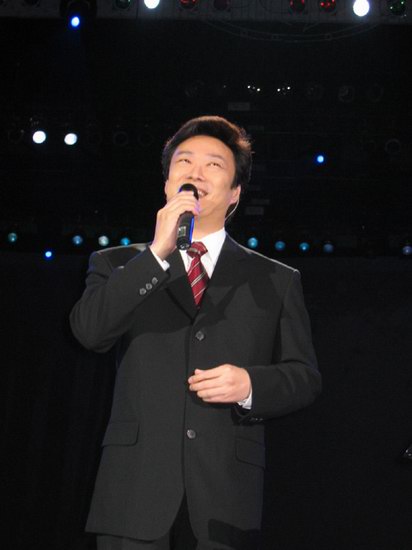 “老房子着火”费玉清上海演唱会气势如虹(图)