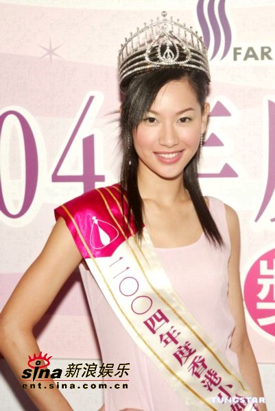 图文:新鲜出炉香港小姐冠军徐子珊开心收礼物