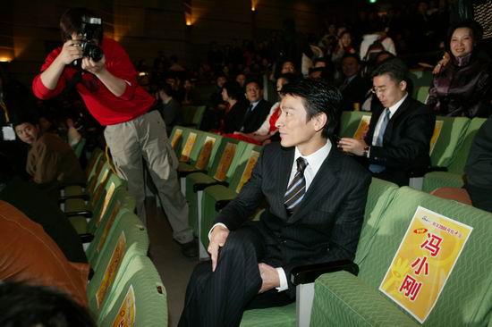图文:刘德华出席颁奖礼 记者争相追访拍照