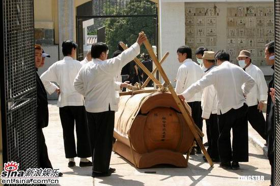 图文:亚视主席林百欣出殡 棺木抬到陵园