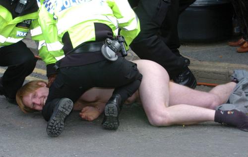 图文：裸奔男子被维持婚礼秩序的警察摁倒在地