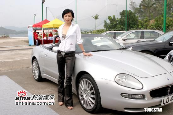组图：刘嘉玲要电视卖车香汗淋漓露出蛇纹内衣