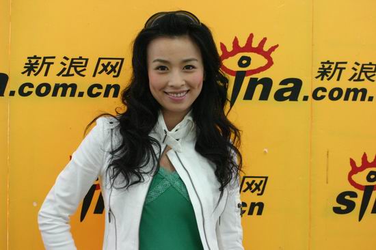 图文：酒窝美女张庭第二次作客新浪聊天(1)