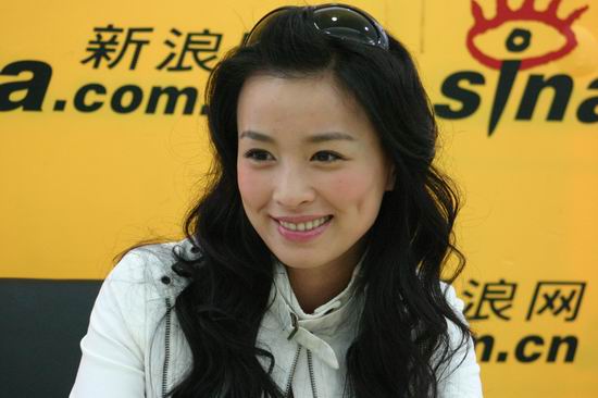图文：酒窝美女张庭第二次作客新浪聊天(8)