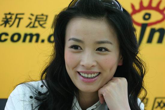 图文：酒窝美女张庭第二次作客新浪聊天(15)