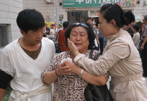 图文:灵堂摆满祭奠花圈 高秀敏姐姐前往祭拜