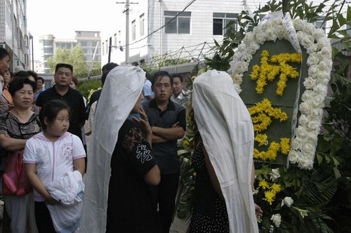 图文：灵堂摆满祭奠花圈亲友前往祭拜