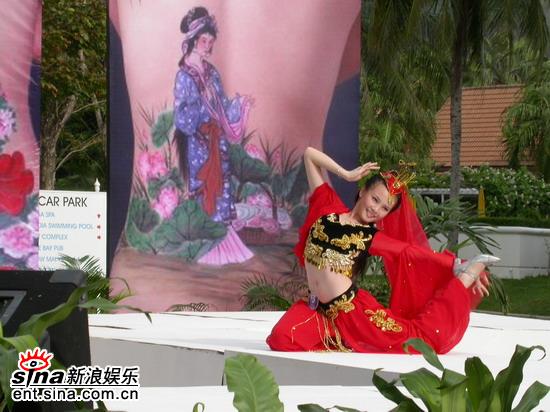 图文:邹娜泰国性感可爱拍外景--展示新疆舞