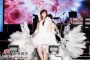 2006跨年三大天后同台王心凌高唱《爱你》(图)