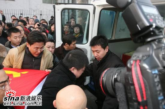 图文：马季灵车开往八宝山--遗体送入车内