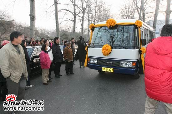 图文：马季灵车开往八宝山--人群送灵车