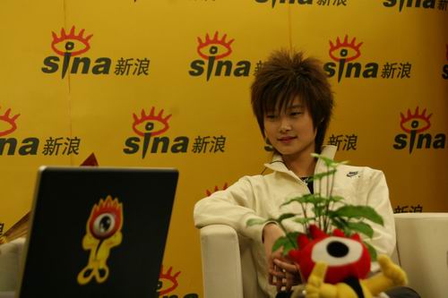 图文:　李宇春做客新浪--春春还充满着童贞