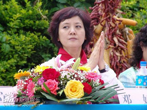图文：张国立夫妇资助教育--邓婕魅力不减