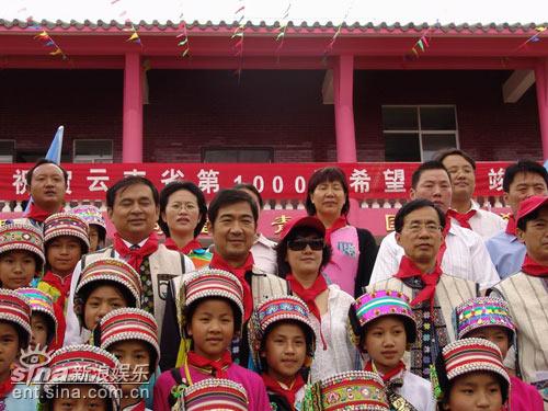 图文：张国立夫妇资助教育--与学生在学校前合影