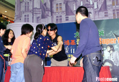 组图:谢霆锋出席爱心活动 频遭热情影迷强抱