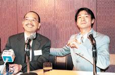 华仔与中建电讯主席麦绍棠(左)曾是好拍档