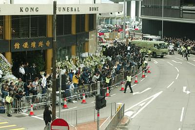 张国荣去世十周年出殡葬
礼节式回首（图）