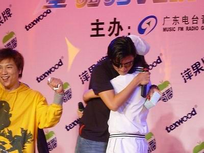 图文:谢霆锋拥抱曾患癌症的女歌迷(4)