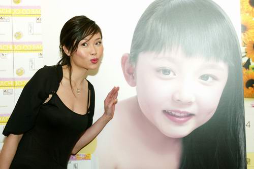 图文:陈妙瑛为化妆品拍摄广告请来小童星助阵