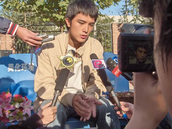 邱泽：蛋糕鲜花放两边成熟男人事业摆第一(图)