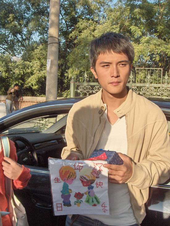 邱泽：蛋糕鲜花放两边成熟男人事业摆第一(图)
