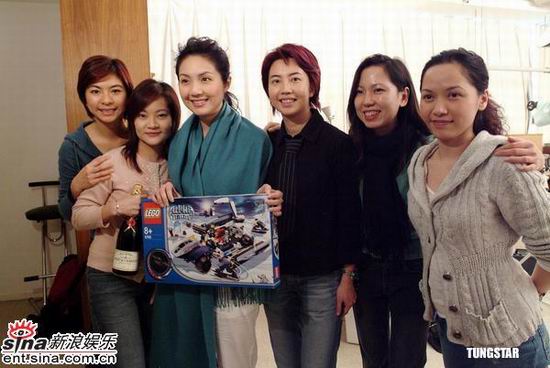 组图：杨千�门纳慊�妆品广告歌迷送来玩具