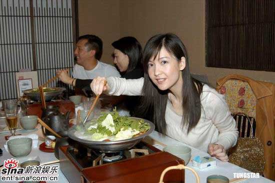 组图：周慧敏日本拍摄广告和式餐厅享受美食