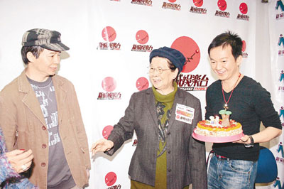 梅妈82岁生日感动落泪梅艳芳蜡像极为相似(图)
