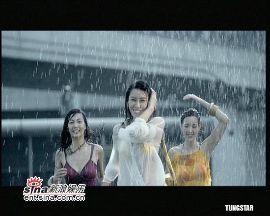 组图:生力啤酒广告女陈苑淇 湿身雨中性感演出