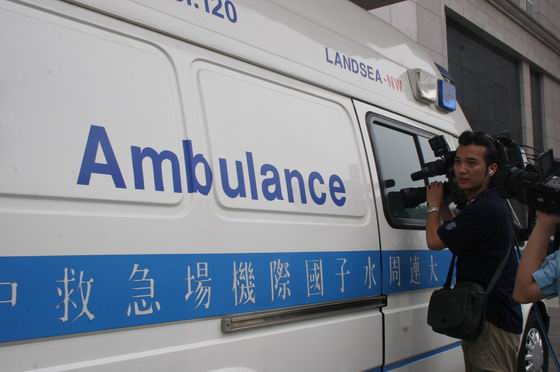 图文：林志玲乘机离开大连-救护车门口的记者