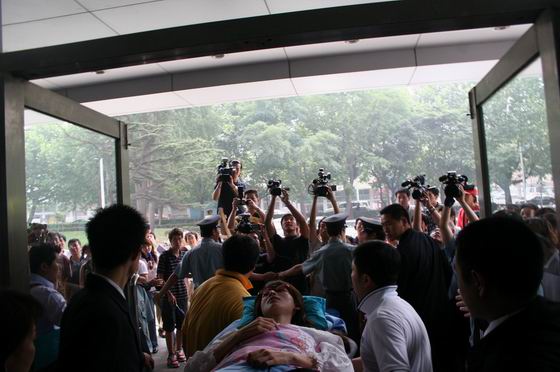 图文：林志玲乘机离开大连-医院门外很拥挤