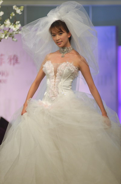 12月9日最美女星：林志玲披婚纱配婚钻楚楚动人