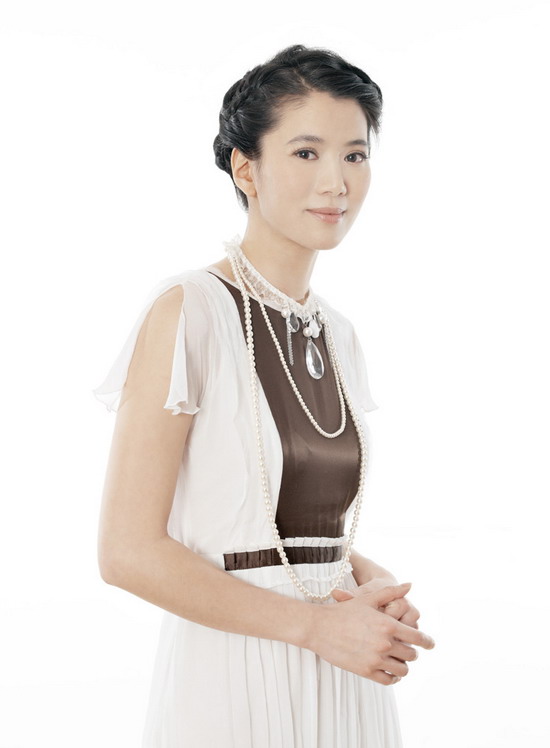 袁咏仪拍广告打破怀孕传言白色礼服秀好身材