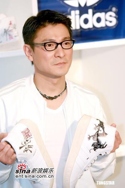 3月29日最酷男星：刘德华亲自手绘新款运动鞋