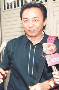 《转摘》周润发小舅子赴港奔丧 大批媒体守候发哥不出门