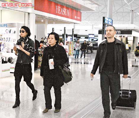 《转摘》张曼玉现身香港机场 男友贴身陪同赴沪工作