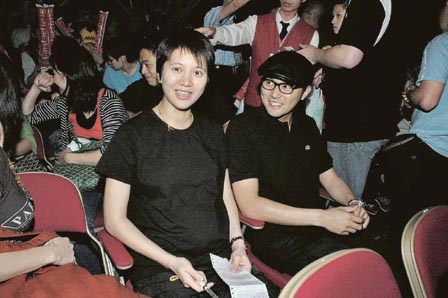 袁咏仪剖腹产8磅男婴称BB肥嘟嘟非常可爱(图)