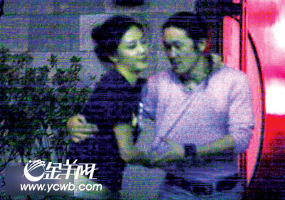 新快报：应采儿与神秘男子街头缠绵
