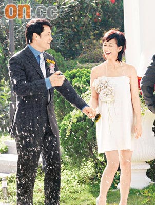 传苗侨伟婚外忘年恋 与女搭档梁靖琪牵手【图】