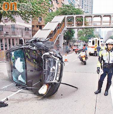 杜汶泽雨天撞车 车头严重损毁幸只受轻伤【图】