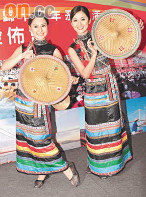 twins傣族服跳扭腰舞 古巨基穿昂贵藏袍（多图）