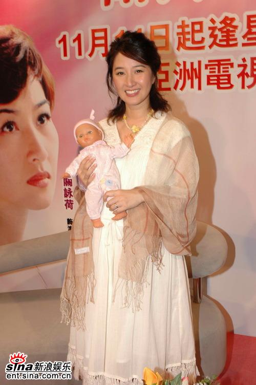 关咏荷怀有六个月身孕 透露首胎为女孩(组图)