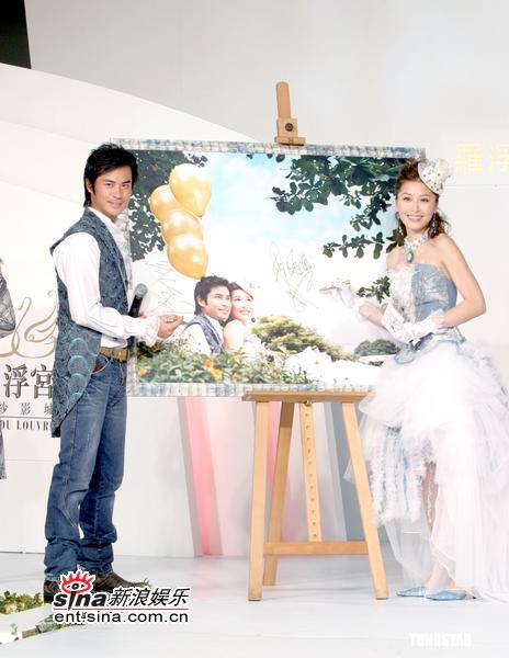 组图：周丽淇郑嘉颖不避嫌手拖手出席婚纱展